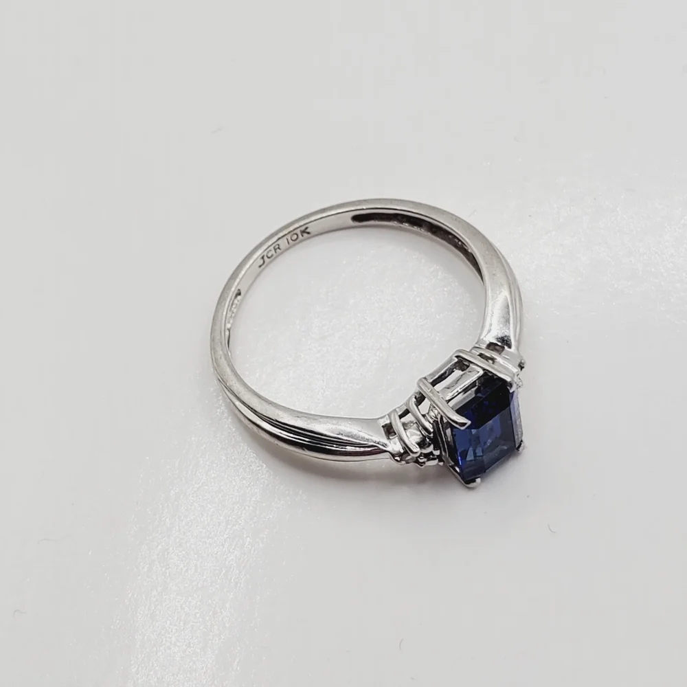 10k White Gold Blue Sapphire Ring